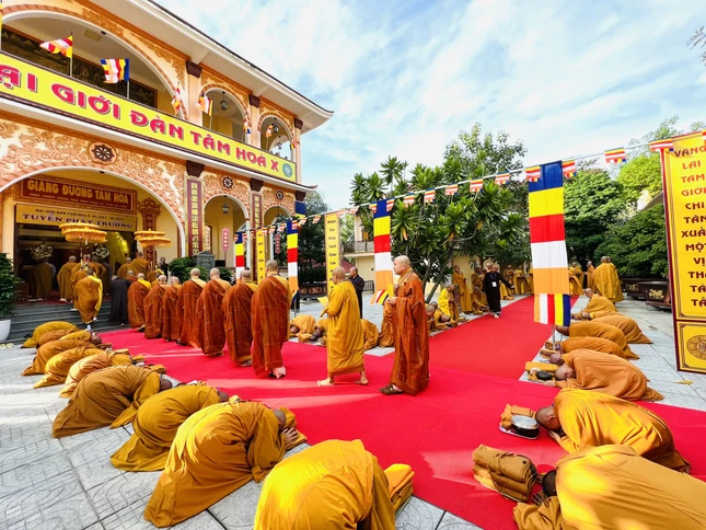 Cung thỉnh Hội đồng thập sư Tăng tấn đàn truyền giới cho giới tử