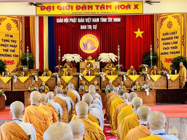 Giới tử Tỳ-kheo-ni đảnh lễ Hội đồng thập sư Tăng Ni nhị bộ