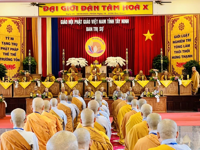 Giới tử Tỳ-kheo-ni đảnh lễ Hội đồng thập sư Tăng Ni nhị bộ