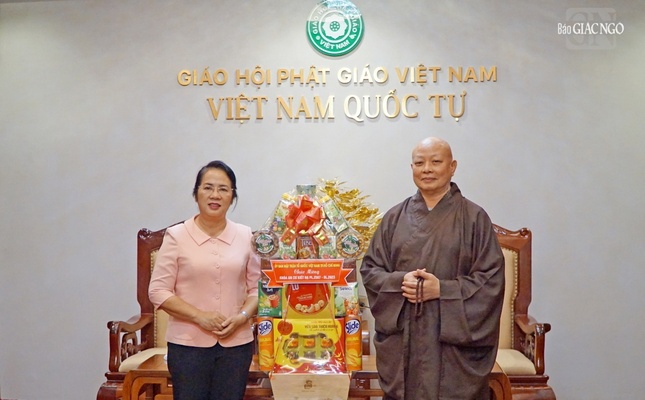 Bà Trần Kim Yến tặng quà chúc mừng nhân mùa An cư kiết hạ