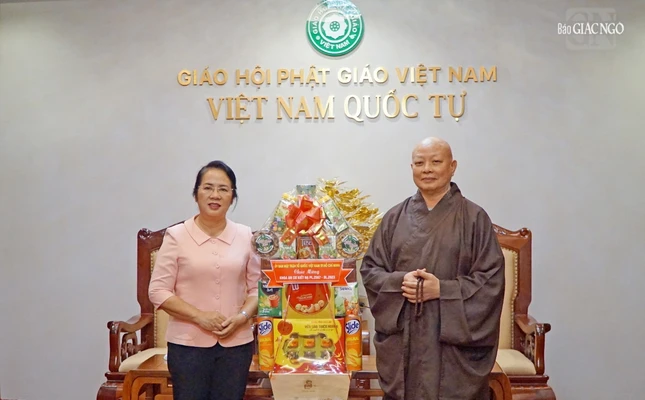 Bà Trần Kim Yến tặng quà chúc mừng nhân mùa An cư kiết hạ