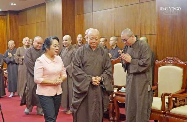 Hòa thượng Trưởng ban Trị sự tiễn bà Trần Kim Yến cùng đoàn