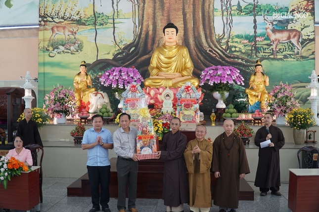 Lãnh đạo H.Bình Chánh trao quà đến trường hạ Học viện