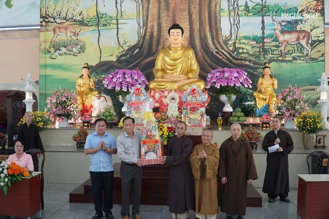 Lãnh đạo H.Bình Chánh trao quà đến trường hạ Học viện