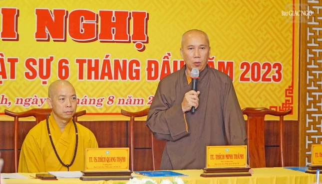 Thượng tọa Thích Minh Thành, Phó Trưởng ban Giáo dục TP tham gia ý kiến tại hội nghị