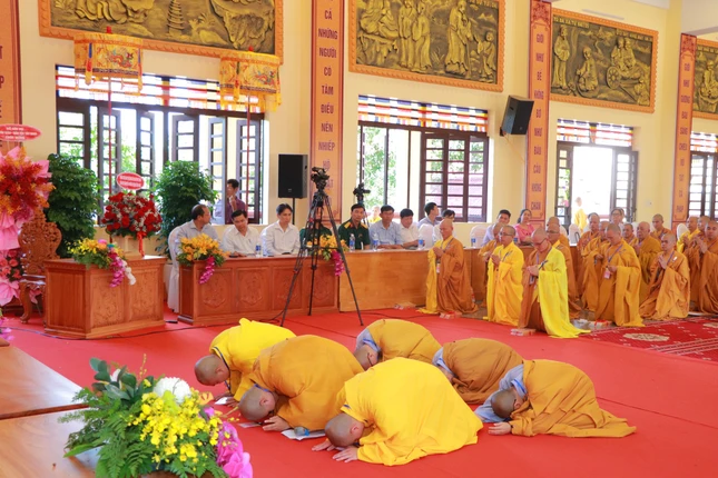 Giới tử tạ ơn chư tôn giáo phẩm