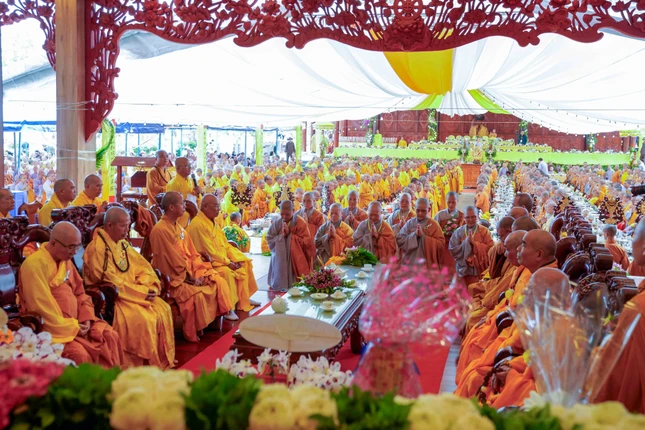 Môn đồ pháp quyến đối trước chư tôn đức giáo phẩm tác bạch cúng dường