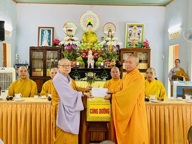 Ni trưởng Thích nữ Hạnh Giải, Thiền chủ hạ trường cư xá Ni tiếp nhận cúng dường từ đại diện Ban Trị sự GHPGVN tỉnh Bình Định