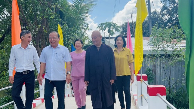 Cây cầu mới được bàn giao cho người dân địa phương Cây cầu mới được bàn giao cho người dân địa phương