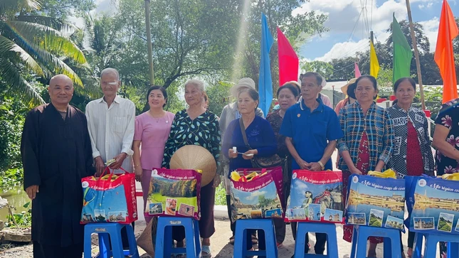 Trao 100 phần quà đến bà con khó khăn tại địa phương