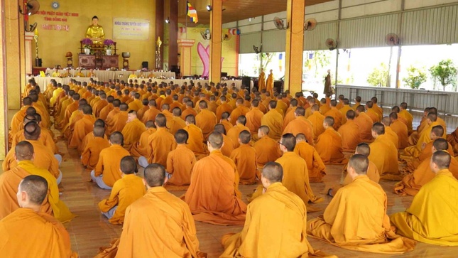 Sau đó, tại hội trường 5 , trùng tụng Tỳ-kheo-ni giới bổn và kinh Phạm võng