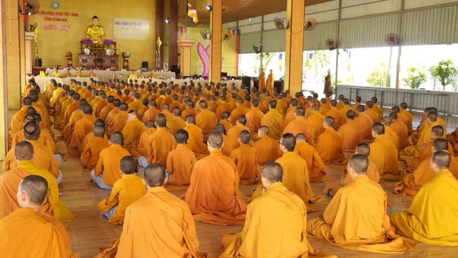 Sau đó, tại hội trường 5 , trùng tụng Tỳ-kheo-ni giới bổn và kinh Phạm võng