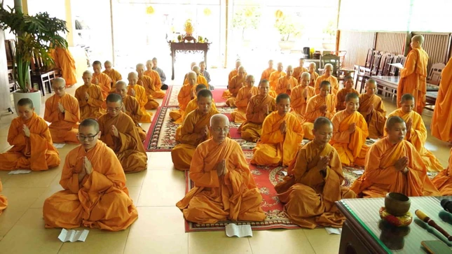 Hội trường 4, chư Tỳ-kheo-ni hệ phái Khất sĩ trùng tụng luật Trường hàng