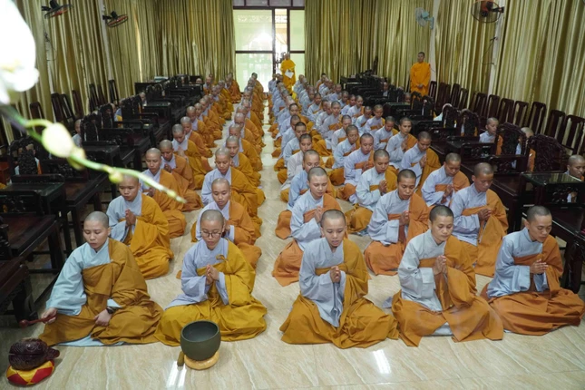 Chư Ni tại hội trường 3 trùng tụng 4 quyển luật Trường hàng