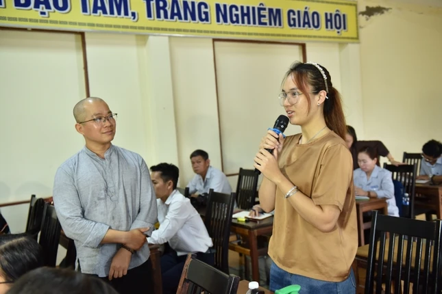Nhà báo Lưu Đình Long, nguyên Phó Thư ký tòa soạn báo Giác Ngộ hướng dẫn kỹ thuật viết tin báo chí