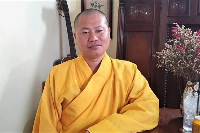 Người tự xưng "Thích Tâm Phúc" thường xuyên có hành động, phát ngôn đi ngược truyền thống Phật giáo (Ảnh cắt từ clip) Người tự xưng "Thích Tâm Phúc" thường xuyên có hành động, phát ngôn đi ngược truyền thống Phật giáo (Ảnh cắt từ clip)