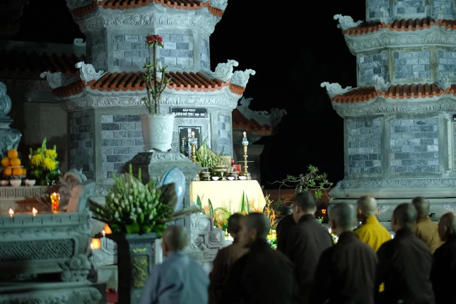 Môn đồ pháp quyến thắp nến tri ân tại bảo tháp Hòa thượng Thích Ngộ Tịnh