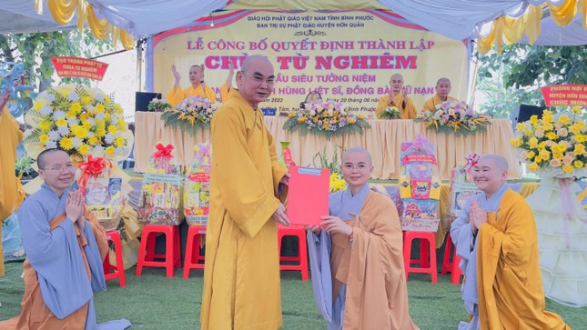 Thượng tọa Thích Tỉnh Cường trao quyết định đến Sư cô Thích nữ Quang Phụng Thượng tọa Thích Tỉnh Cường trao quyết định đến Sư cô Thích nữ Quang Phụng