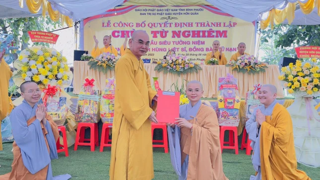 Thượng tọa Thích Tỉnh Cường trao quyết định đến Sư cô Thích nữ Quang Phụng