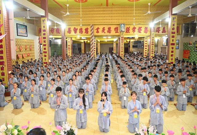 Em Nguyễn Ngọc Trân Trân đại diện cho hơn 600 khóa sinh phát nguyện tu học