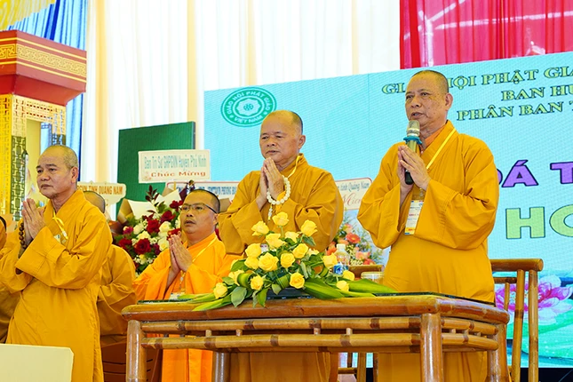 Chứng minh, tham dự lễ khai mạc