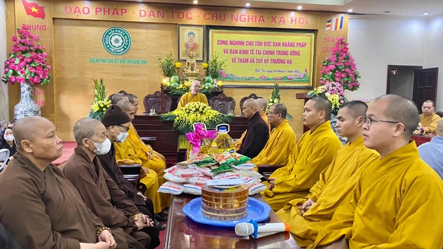 Chư tôn đức Ban Chức sự trường hạ tiếp Hòa thượng Thích Quảng Tùng