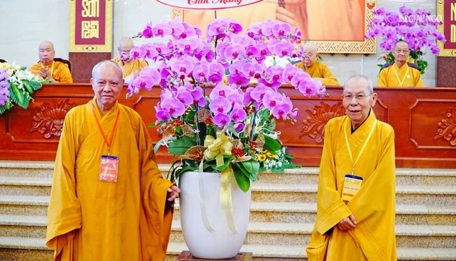 Hòa thượng Thích Thiện Đức, đại diện Ban Thường trực Ban Trị sự TP tặng hoa chúc mừng