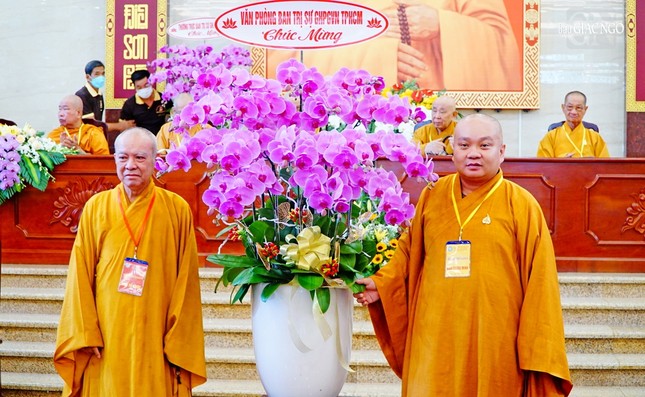 Thượng tọa Thích Trung Nguyện tặng bình hoa của Văn phòng Ban Trị sự TP