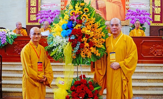 Thượng tọa Thích Truyền Cường, Trưởng ban Kinh tế - Tài chính GHPGVN TP.HCM tặng hoa chúc mừng hội thi