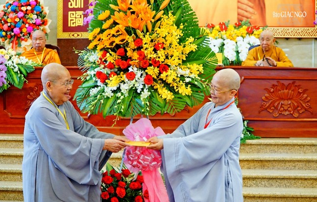 Ni trưởng Thích nữ Từ Nhẫn, Trưởng Phân ban Ni giới TP tặng hoa, quà đến đại diện Ban Tổ chức