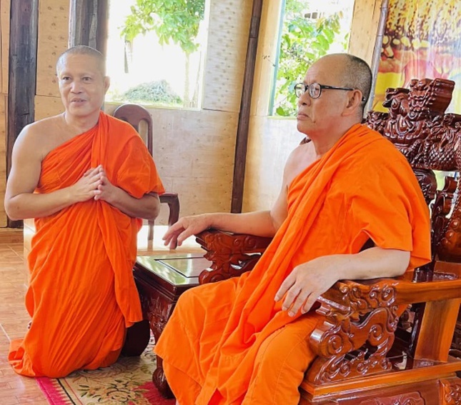 Hòa thượng Hữu Hinh, Thành viên Hội đồng Chứng minh, Chủ tịch Hội Đoàn kết Sư sãi yêu nước tỉnh Bạc Liêu, chứng minh chùa Sóc Lớn tiếp đoàn