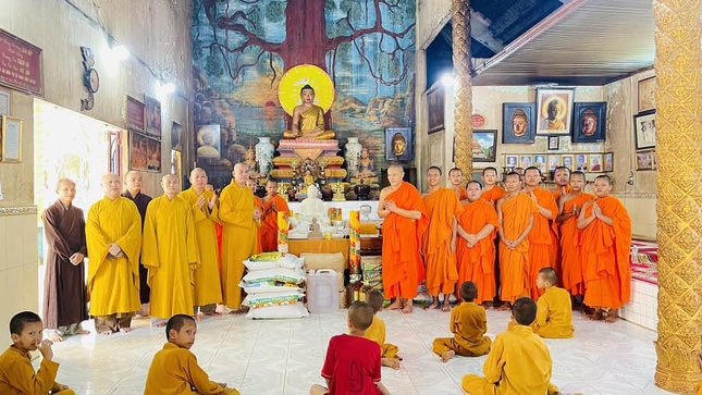 Đoàn trao tịnh tài, tịnh vật cúng dường điểm an cư chùa Sóc Lớn