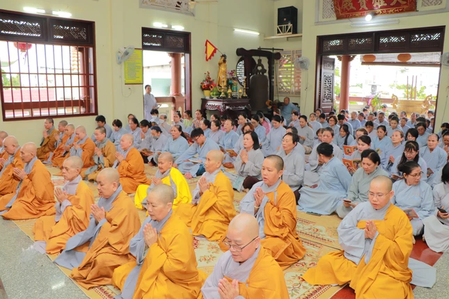 Chư tôn đức Tăng Ni trì tụng kinh Vu lan