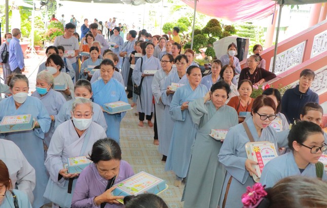 Phật tử dâng pháp y nhân mùa Vu lan