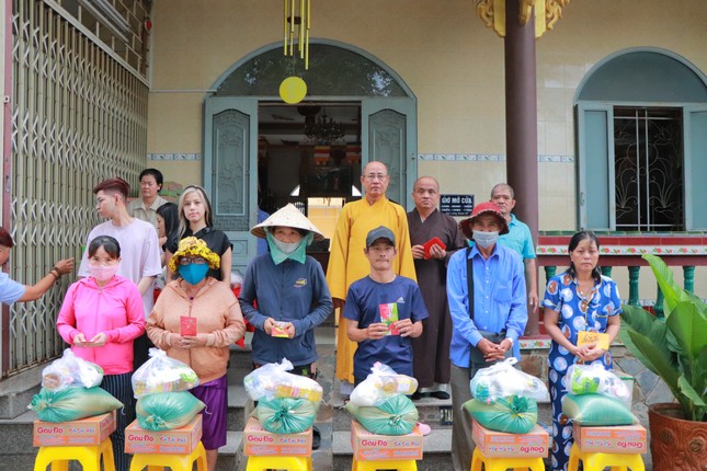 Trao quà tại chùa Huê Nghiêm, TP.Thủ Đức