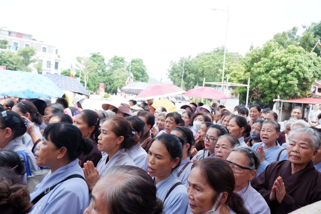 Phật tử tham gia cầu nguyện