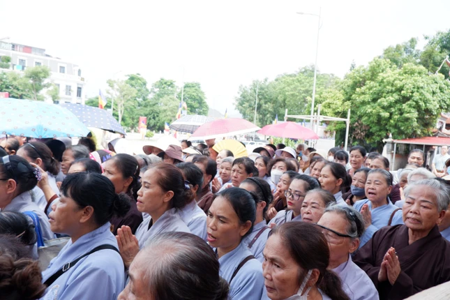 Phật tử tham gia cầu nguyện