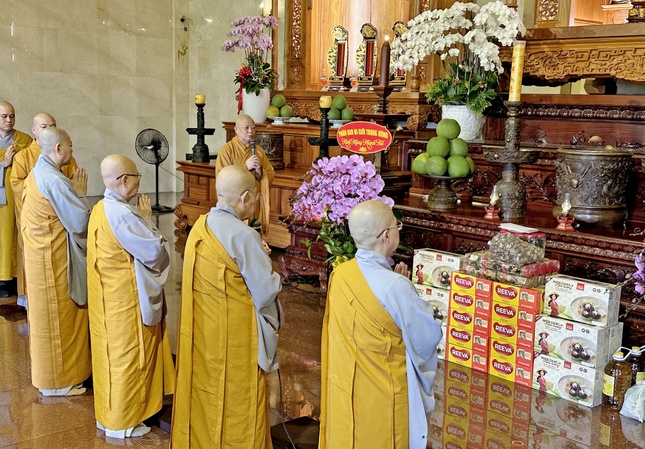 Hòa thượng Thích Lệ Trang đại diện Ban Chức sự trường hạ tiếp đoàn chư Ni Phân ban Ni giới T.Ư và Phân ban Ni giới TP.HCM