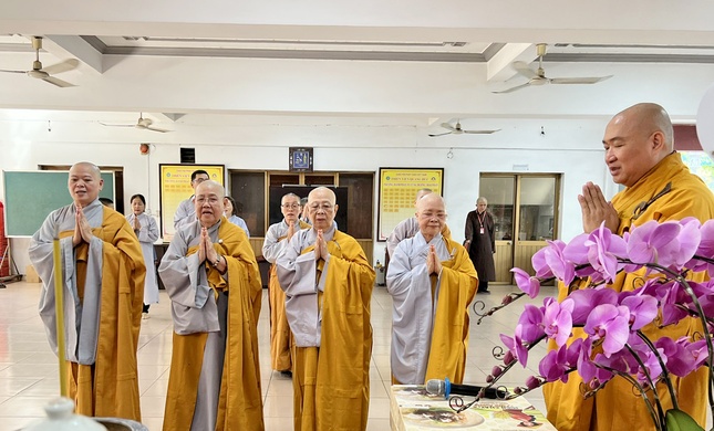 Thượng tọa Thích Phước Nguyên cảm niệm công đức đoàn Phân ban Ni giới T.Ư và TP.HCM thăm cúng dường trường hạ thiền viện Quảng Đức