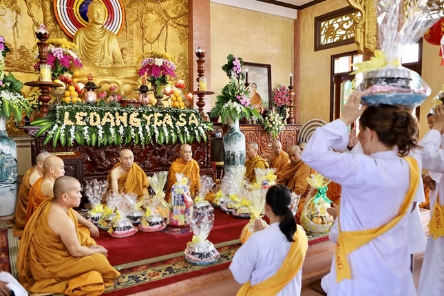 Phật tử dâng y ca-sa cúng dường