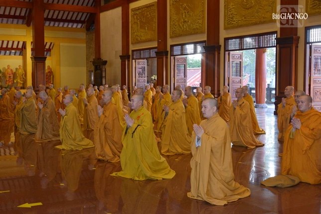 Chư tôn đức thực hiện nghi thức lễ Bố-tát tại chánh điện Việt Nam Quốc Tự