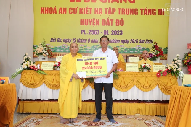 Thượng tọa Thích Thánh Biện trao tặng Quỹ "Vì người nghèo" tại địa phương