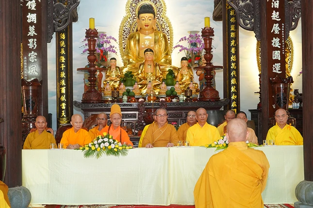 Thăm hỏi, khánh tuế chư tôn đức chứng minh