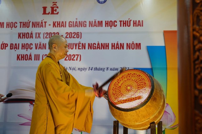 Thượng tọa Thích Minh Tín đã đánh ba hồi trống khai trường