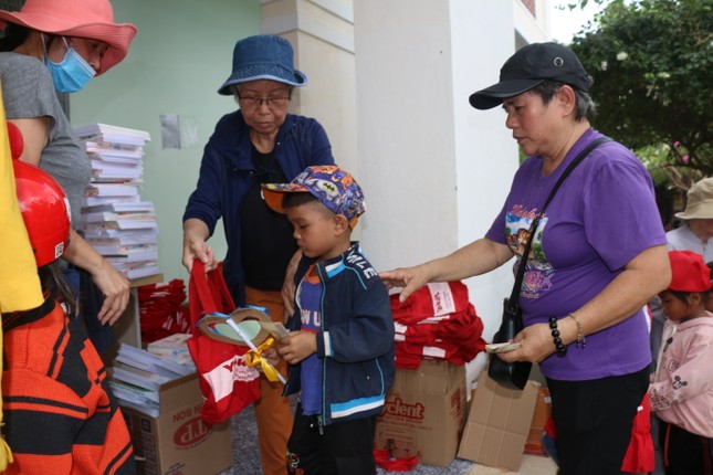 Đoàn đã tặng quà cho 680 học sinh người dân tộc Ba-na - Ảnh: CTV