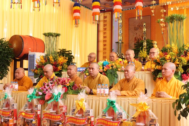 Chư tôn đức chứng minh