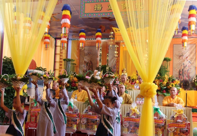 Phật tử dâng hoa cúng dường