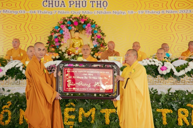 Thượng tọa Thích Quảng Cao, Trưởng ban Trị sự Phật giáo H.Hàm Thuận Bắc trao khánh vàng chúc mừng Đại đức tân trụ trì