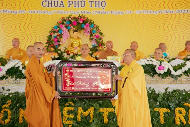 Thượng tọa Thích Quảng Cao, Trưởng ban Trị sự Phật giáo H.Hàm Thuận Bắc trao khánh vàng chúc mừng Đại đức tân trụ trì Thượng tọa Thích Quảng Cao, Trưởng ban Trị sự Phật giáo H.Hàm Thuận Bắc trao khánh vàng chúc mừng Đại đức tân trụ trì