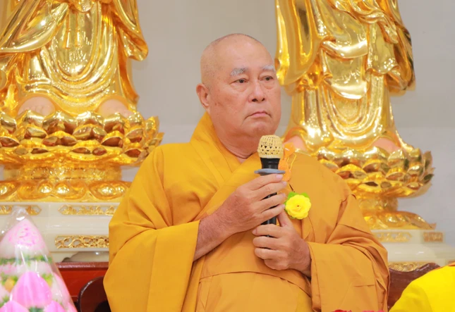 Hòa thượng Thích Huệ Minh ban đạo từ tại buổi lễ